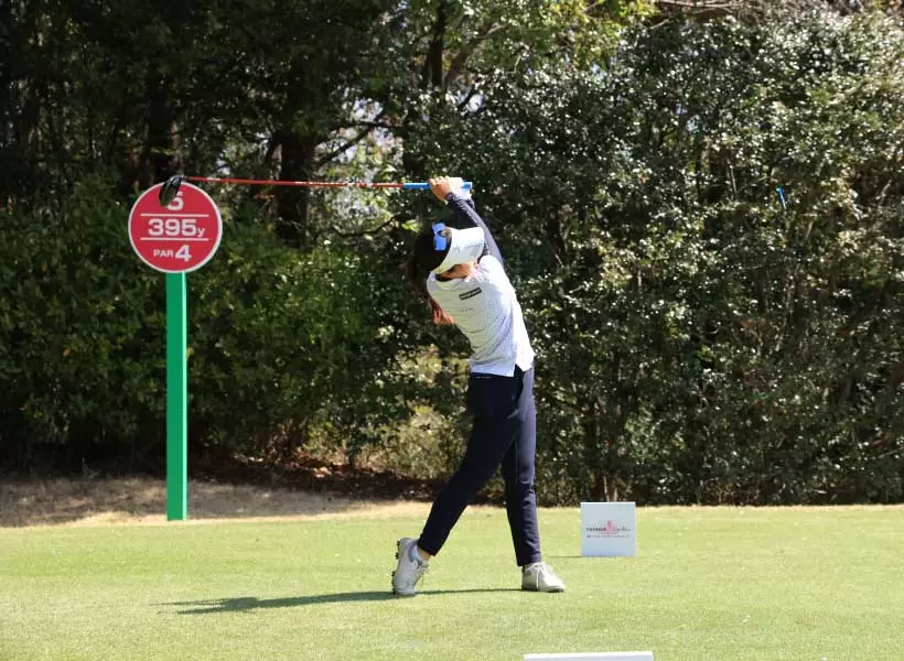 青木瀬令奈のドライバースイング（正面）