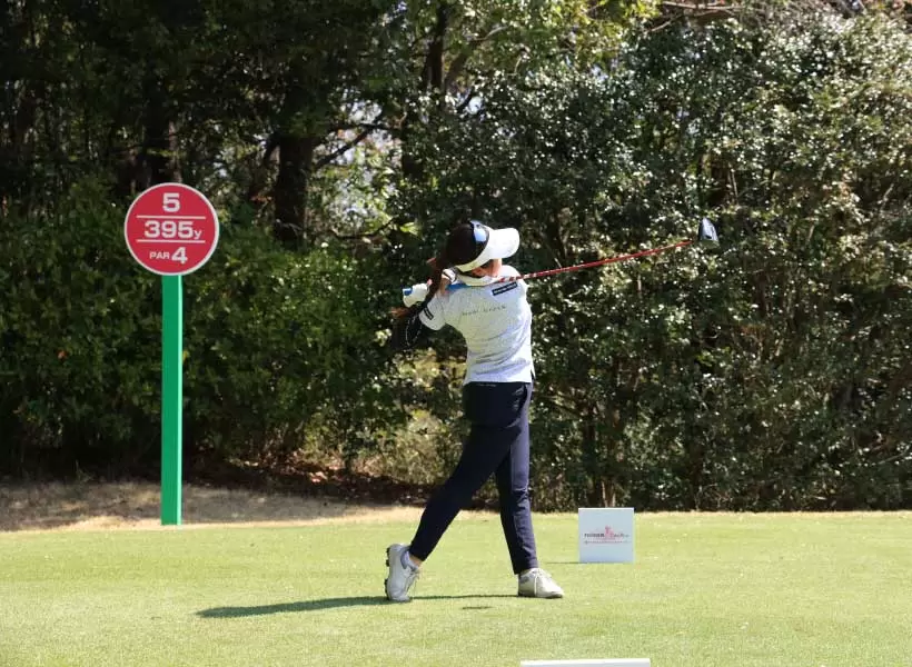 青木瀬令奈のドライバースイング（正面）