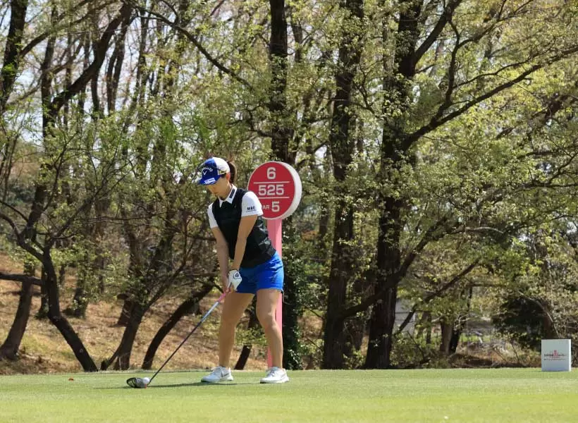 上田桃子のドライバースイング（斜め前方）