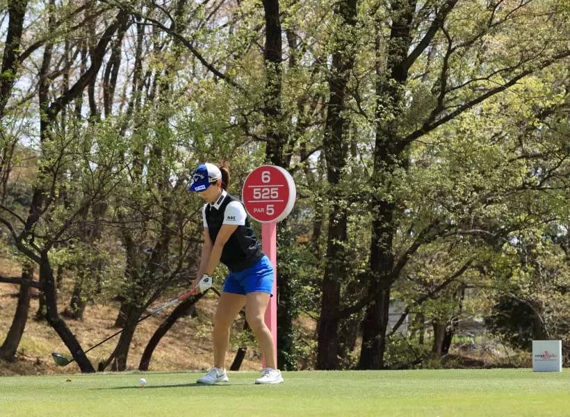 上田桃子のドライバースイング（斜め前方）