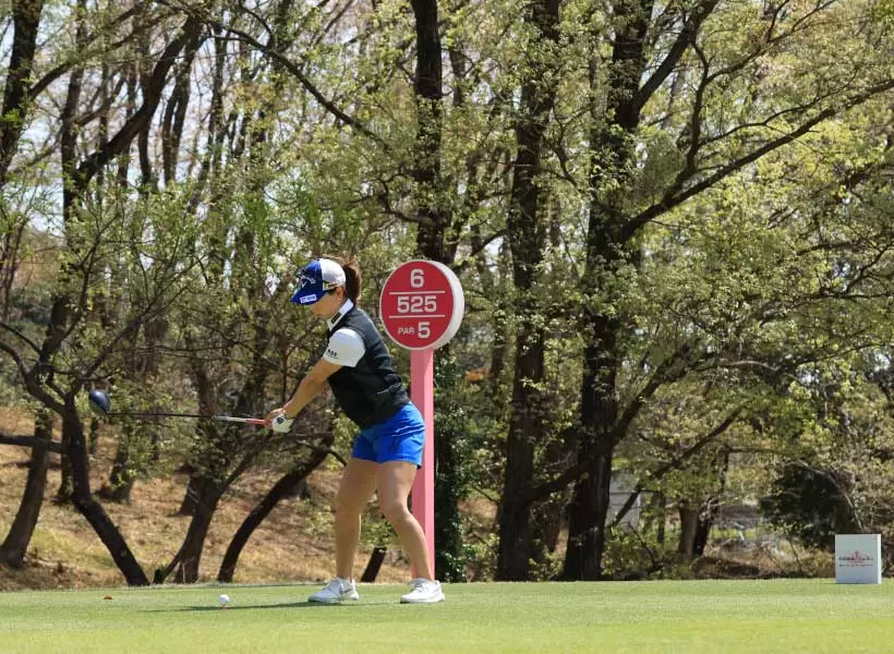 上田桃子のドライバースイング（斜め前方）