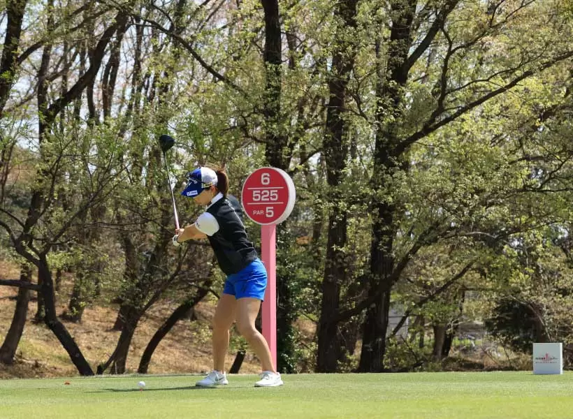 上田桃子のドライバースイング（斜め前方）