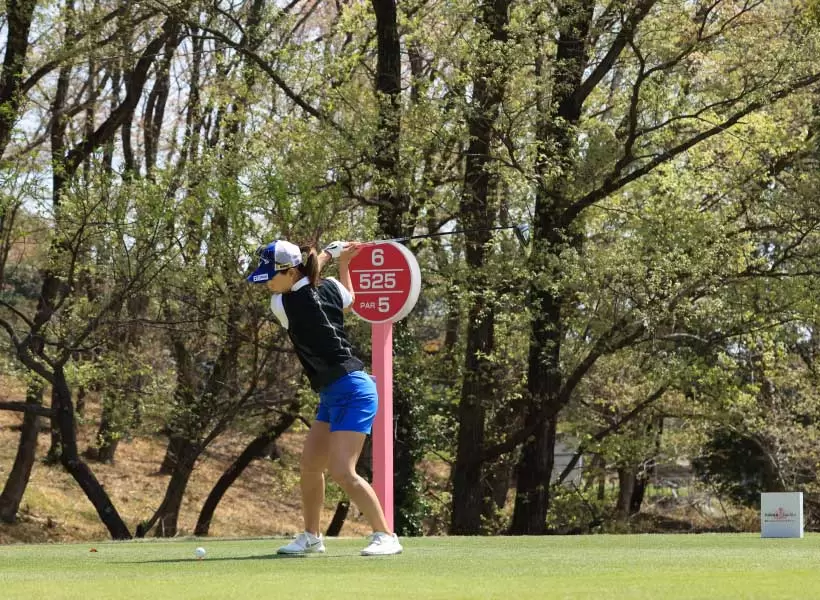 上田桃子のドライバースイング（斜め前方）