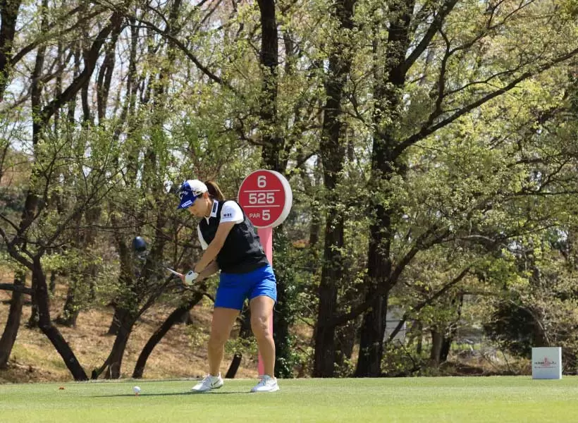 上田桃子のドライバースイング（斜め前方）