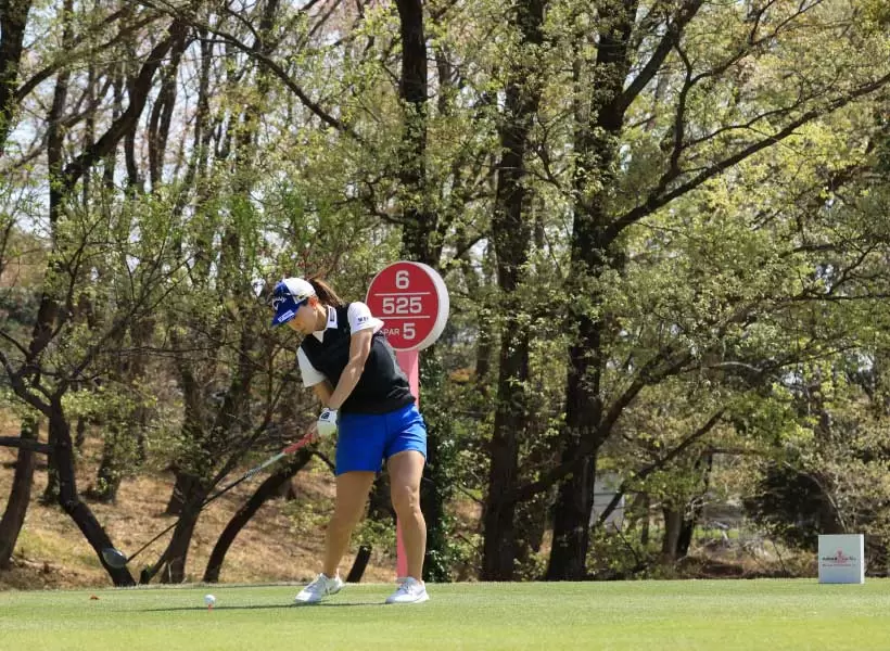 上田桃子のドライバースイング（斜め前方）