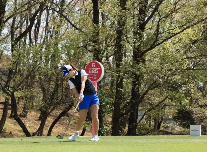 上田桃子のドライバースイング（斜め前方）