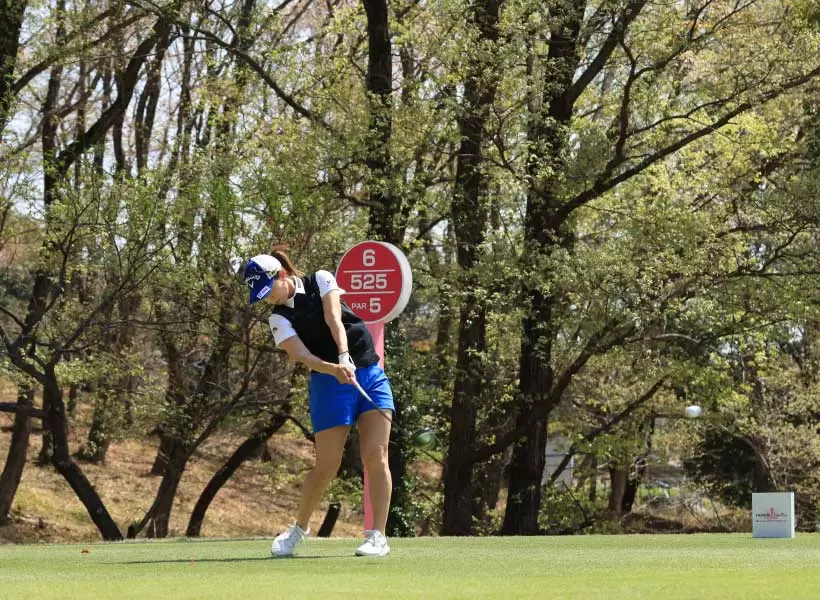 上田桃子のドライバースイング（斜め前方）