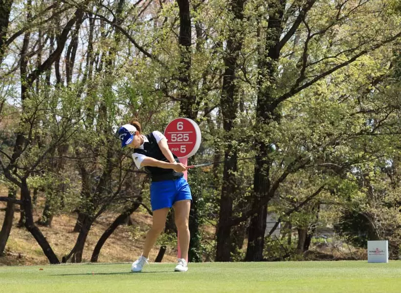 上田桃子のドライバースイング（斜め前方）