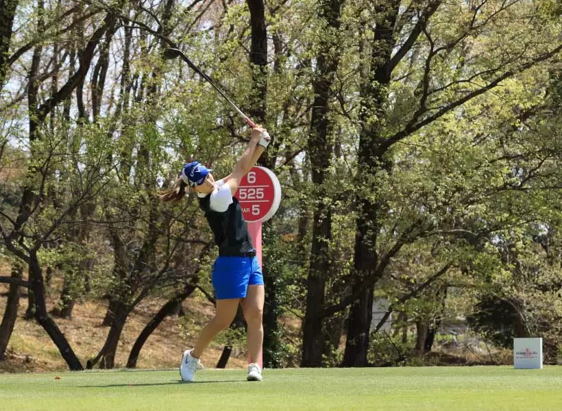 上田桃子のドライバースイング（斜め前方）