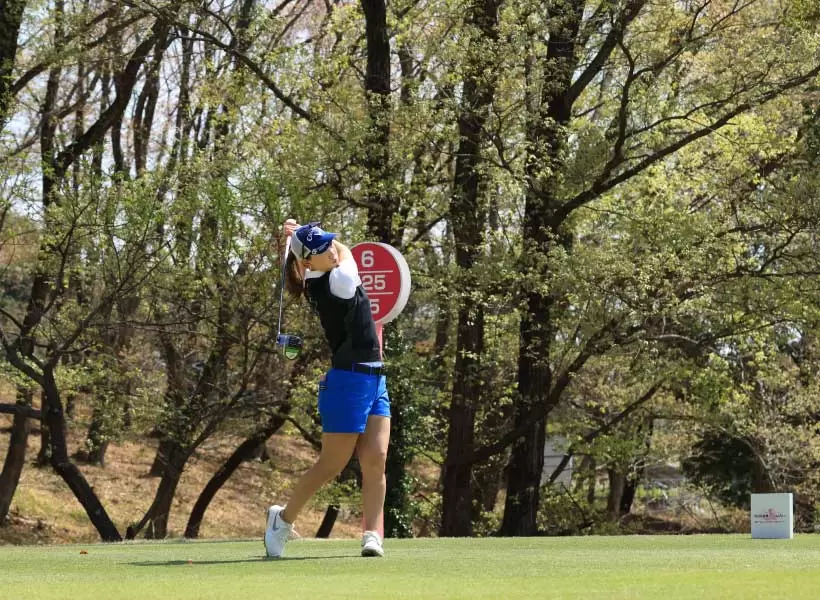 上田桃子のドライバースイング（斜め前方）