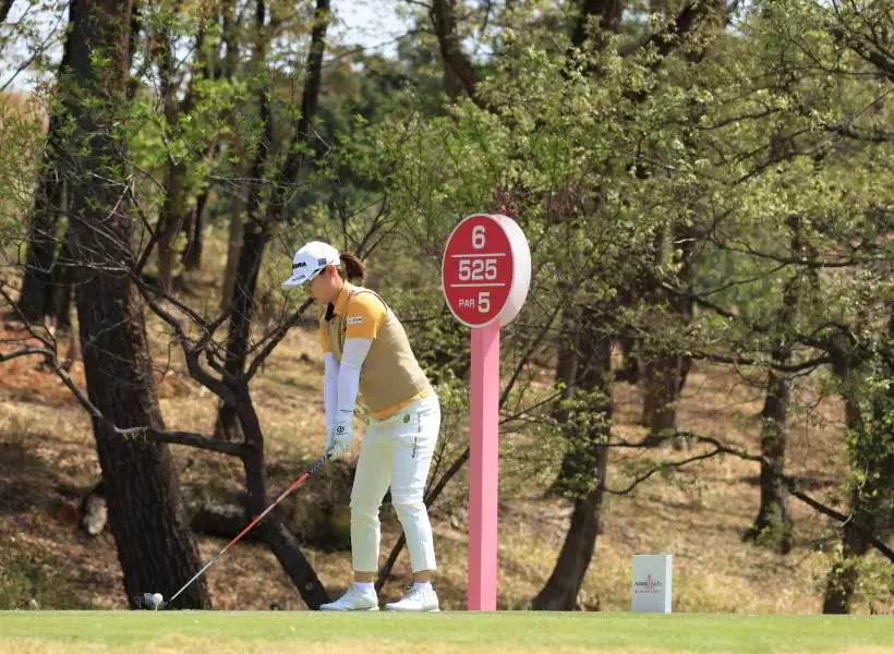 小滝水音のドライバースイング（斜め前方）