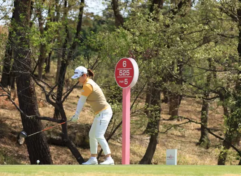 小滝水音のドライバースイング（斜め前方）