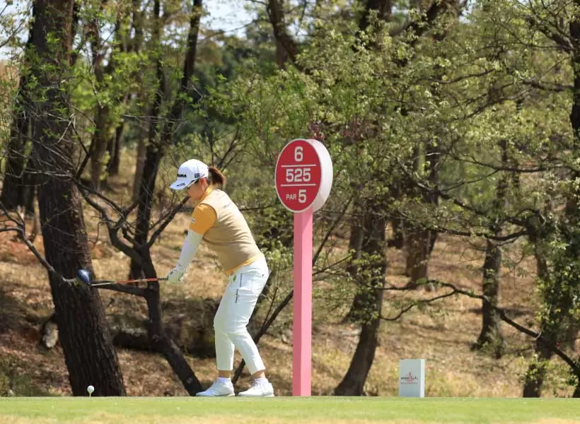 小滝水音のドライバースイング（斜め前方）