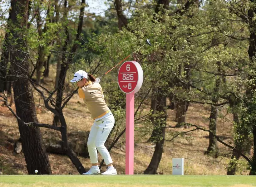 小滝水音のドライバースイング（斜め前方）