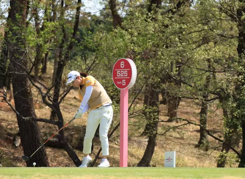 小滝水音のドライバースイング（斜め前方）