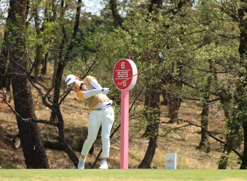 小滝水音のドライバースイング（斜め前方）