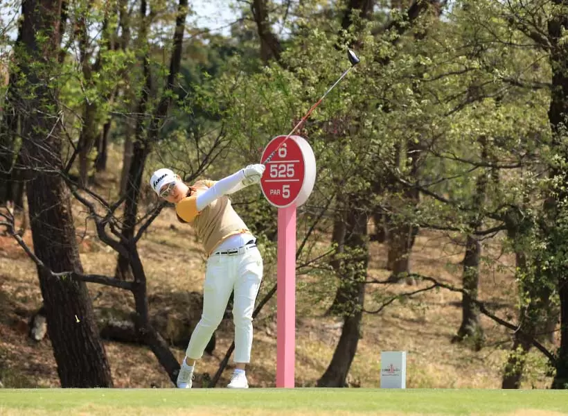 小滝水音のドライバースイング（斜め前方）