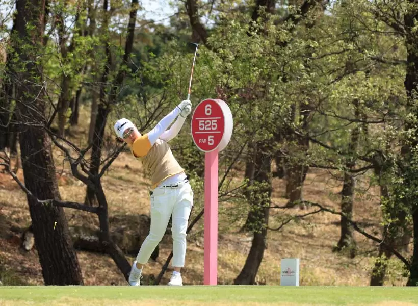 小滝水音のドライバースイング（斜め前方）