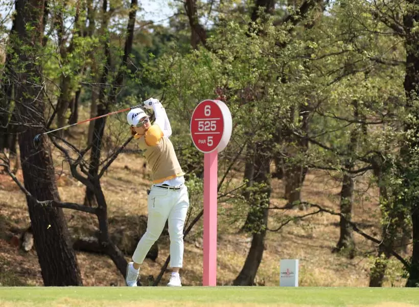 小滝水音のドライバースイング（斜め前方）