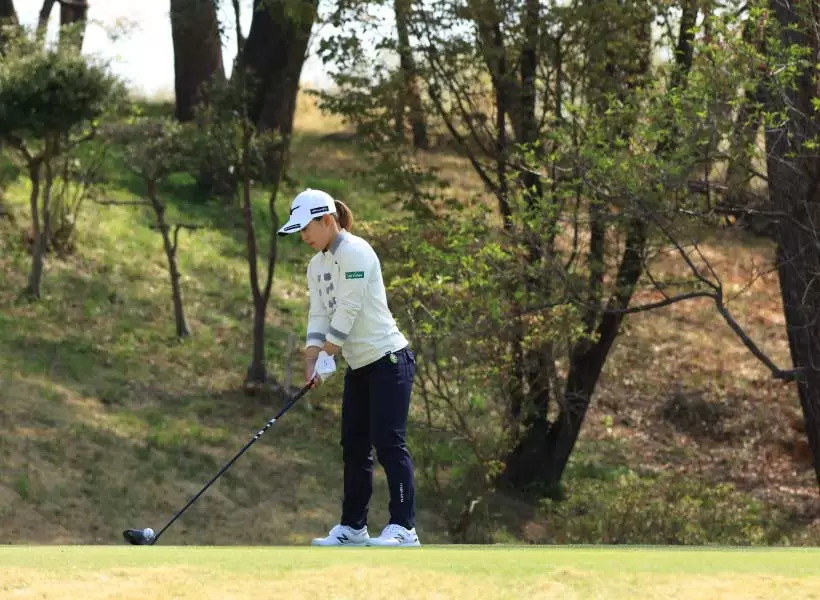 西郷真央のドライバースイング（斜め前方）