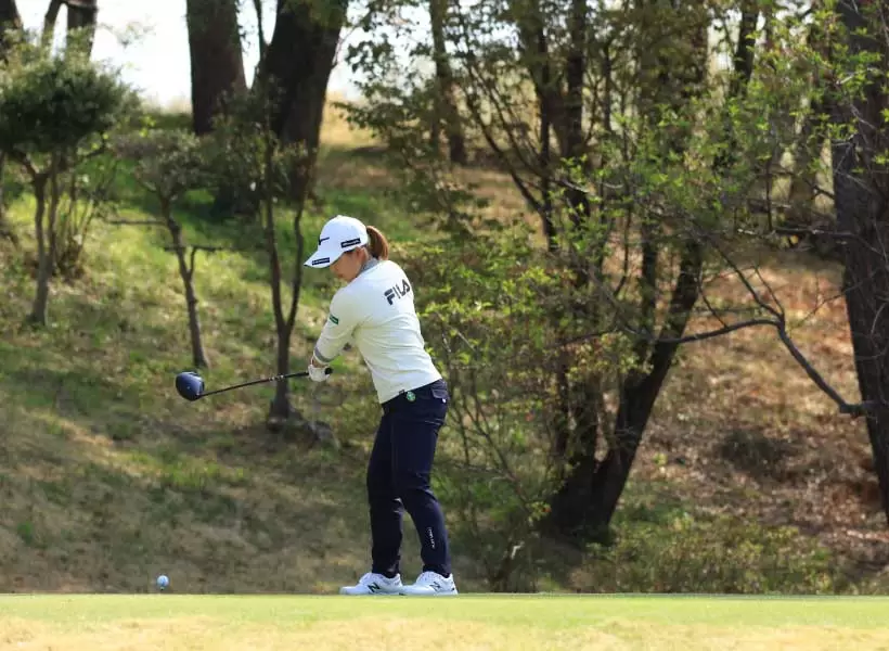 西郷真央のドライバースイング（斜め前方）