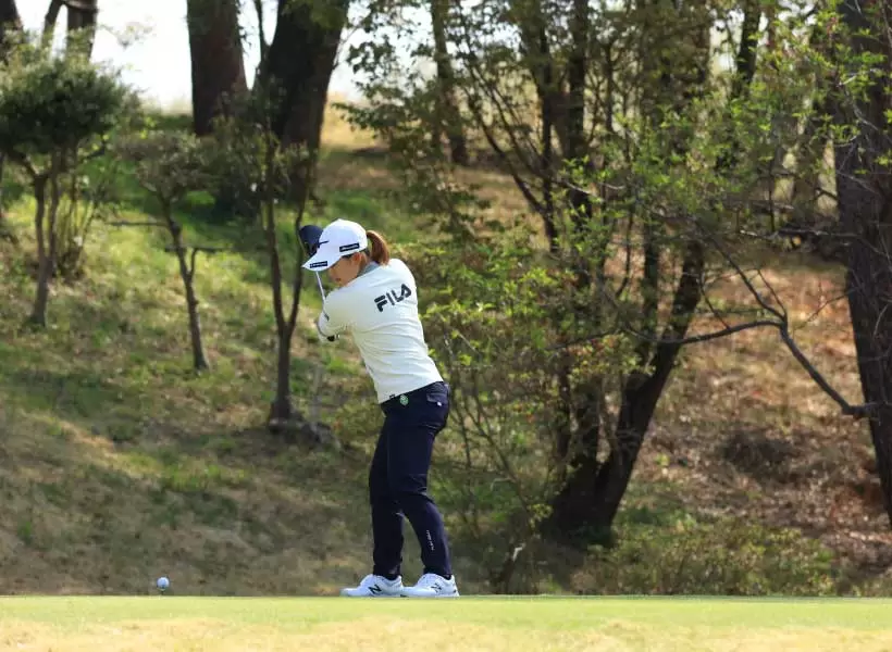 西郷真央のドライバースイング（斜め前方）