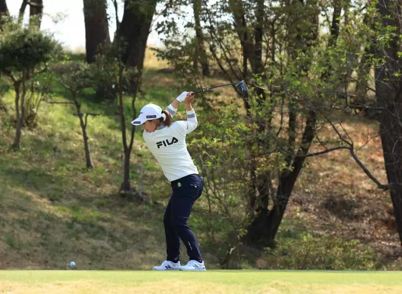 西郷真央のドライバースイング（斜め前方）