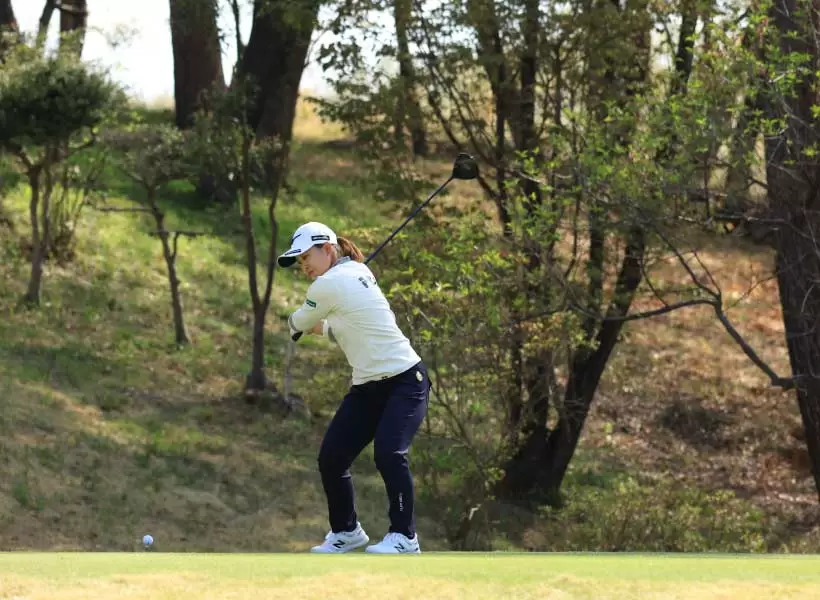 西郷真央のドライバースイング（斜め前方）