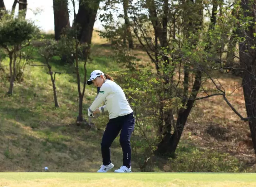 西郷真央のドライバースイング（斜め前方）