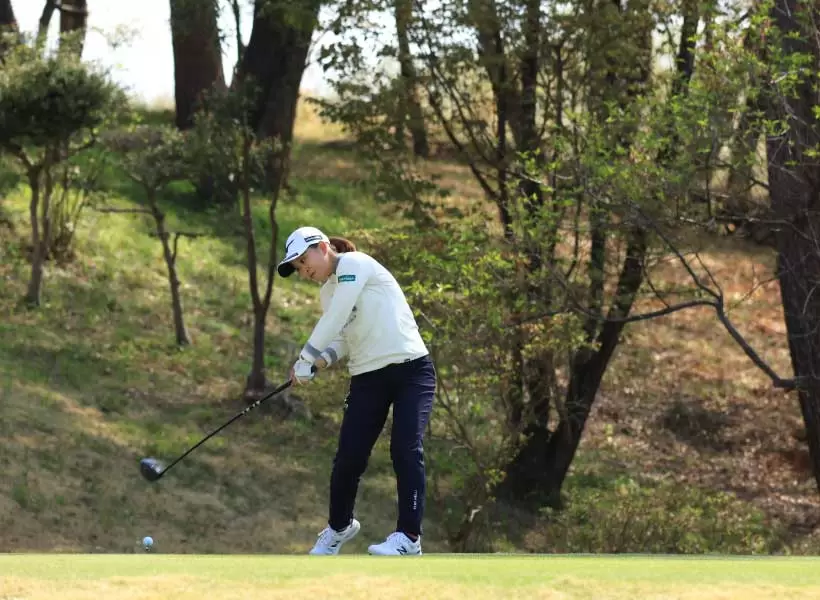 西郷真央のドライバースイング（斜め前方）