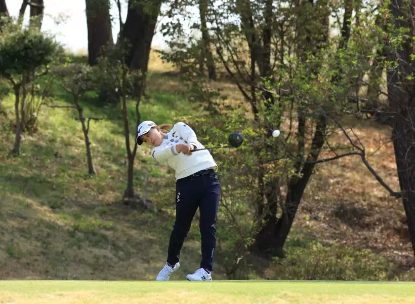 西郷真央のドライバースイング（斜め前方）