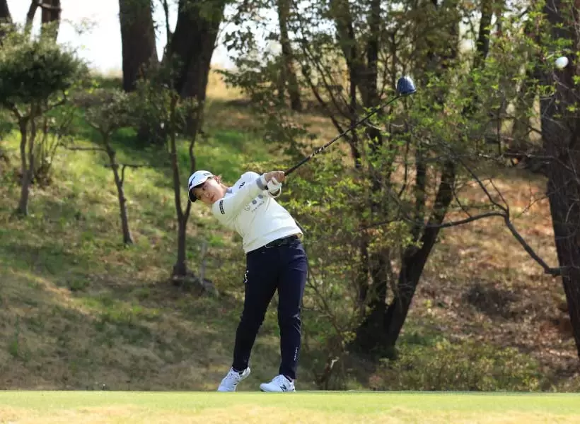 西郷真央のドライバースイング（斜め前方）