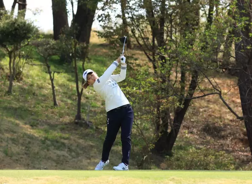 西郷真央のドライバースイング（斜め前方）