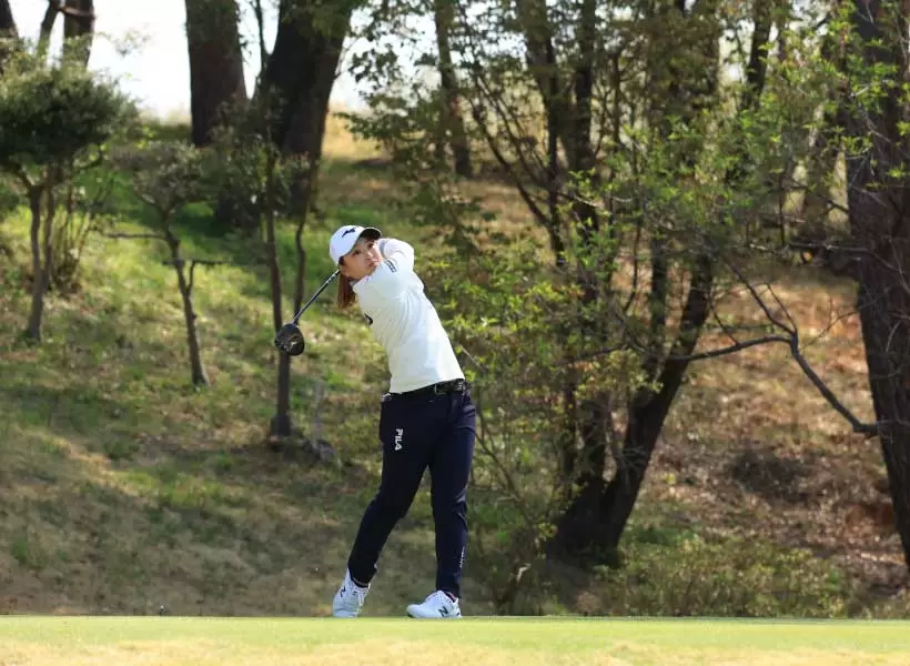 西郷真央のドライバースイング（斜め前方）