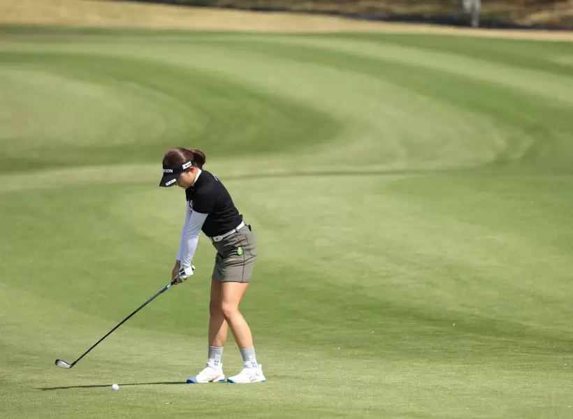 岸部桃子のフェアウェイウッドスイング（斜め前方）