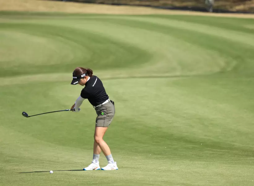 岸部桃子のフェアウェイウッドスイング（斜め前方）