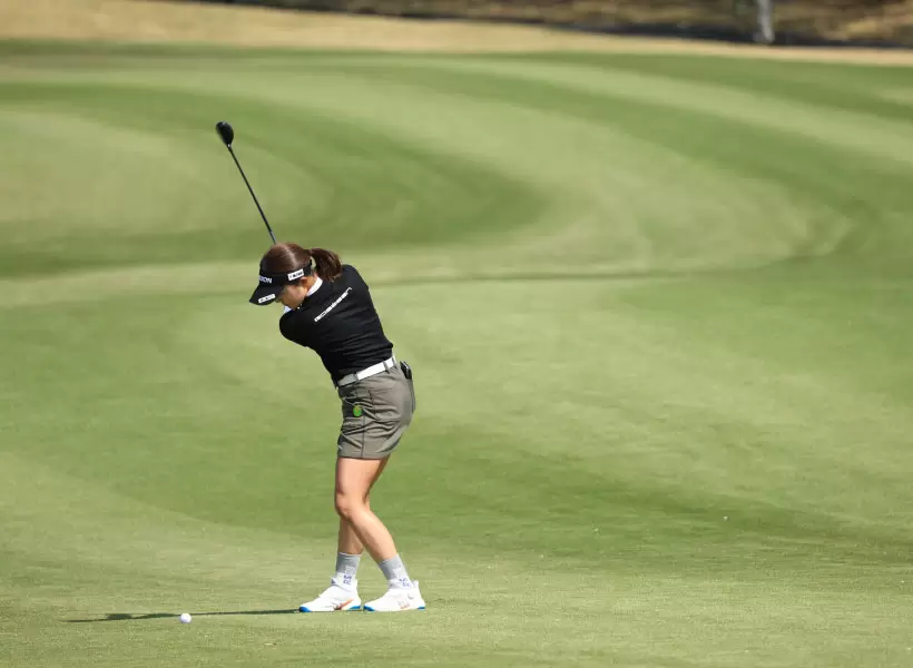 岸部桃子のフェアウェイウッドスイング（斜め前方）