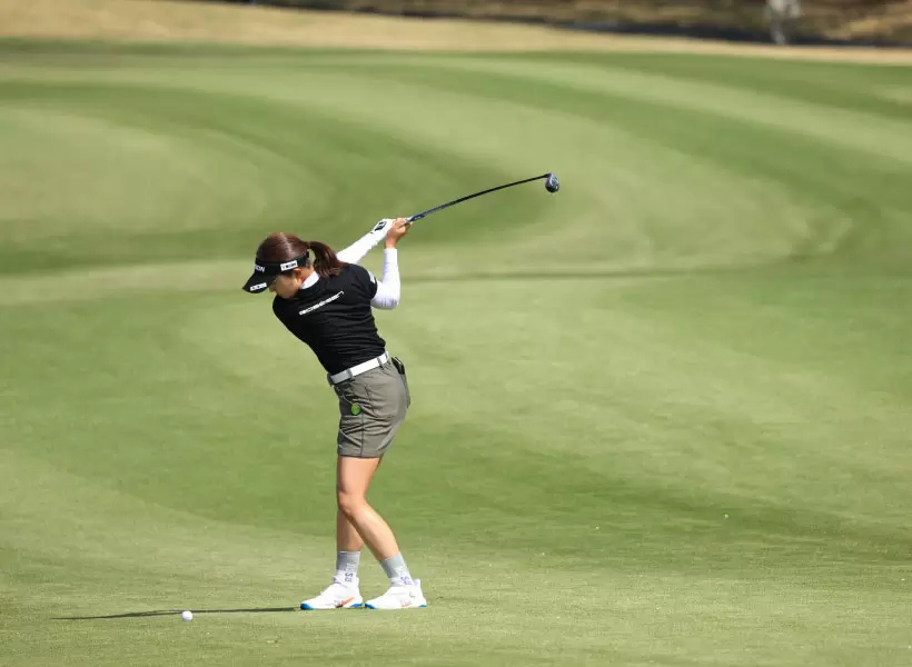 岸部桃子のフェアウェイウッドスイング（斜め前方）