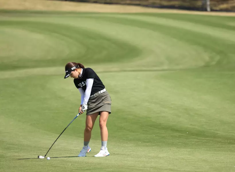 岸部桃子のフェアウェイウッドスイング（斜め前方）