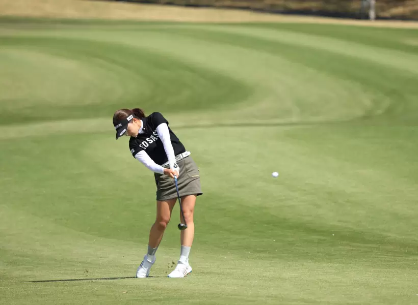 岸部桃子のフェアウェイウッドスイング（斜め前方）