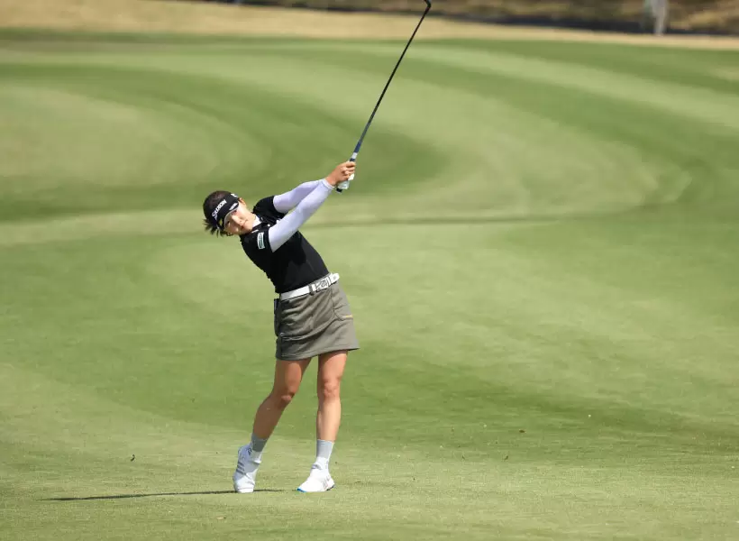 岸部桃子のフェアウェイウッドスイング（斜め前方）