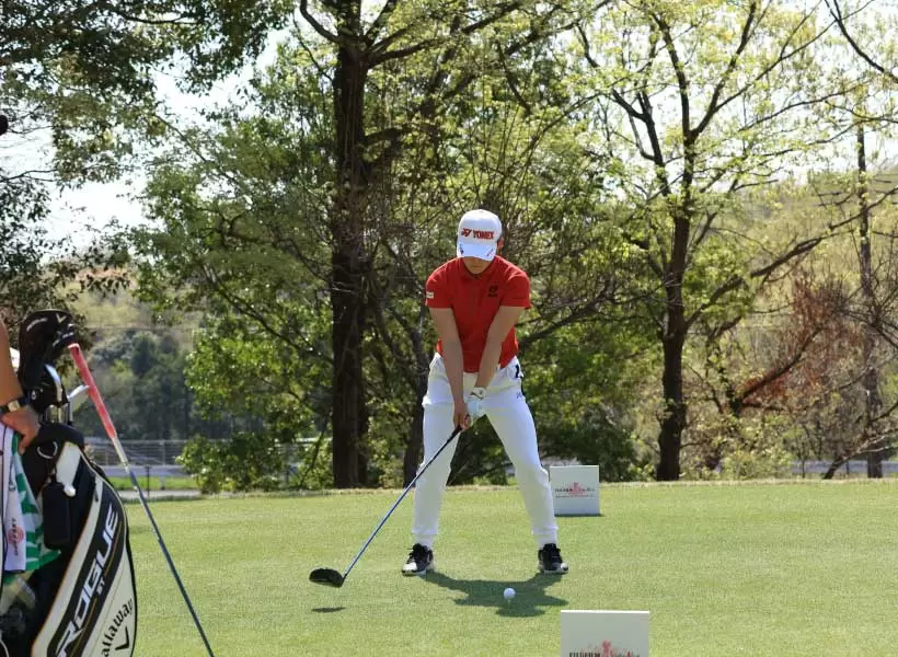 岩井千怜のドライバースイング（正面）