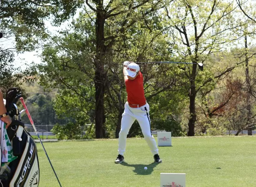 岩井千怜のドライバースイング（正面）