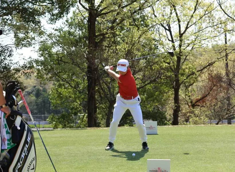 岩井千怜のドライバースイング（正面）