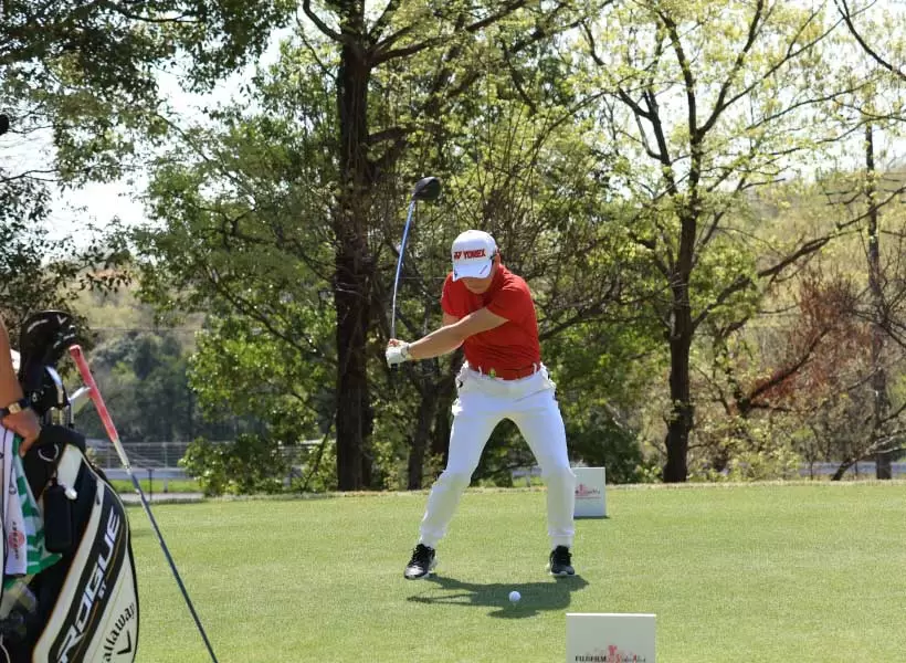 岩井千怜のドライバースイング（正面）