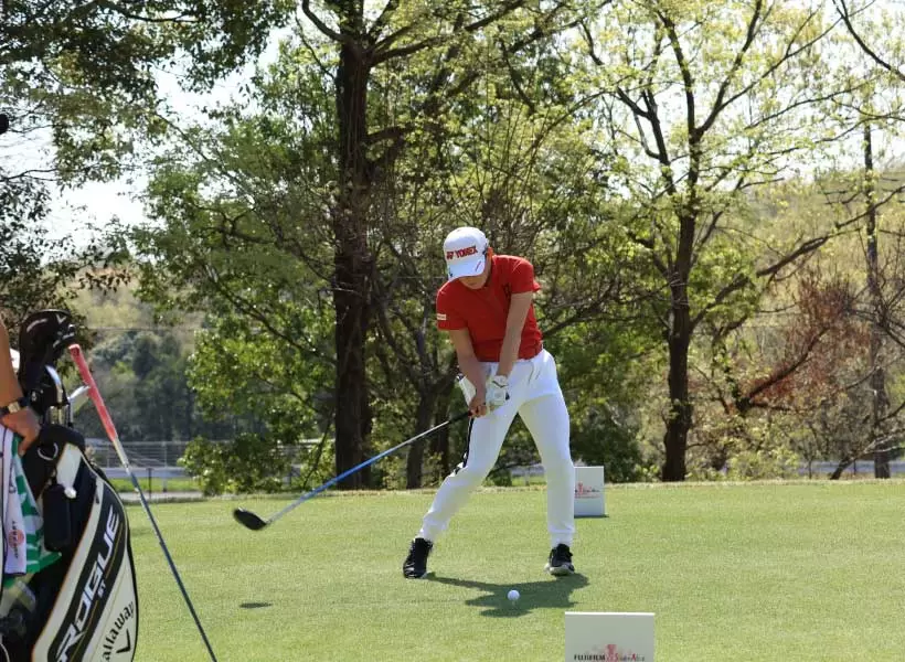 岩井千怜のドライバースイング（正面）