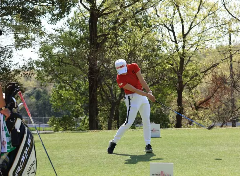 岩井千怜のドライバースイング（正面）