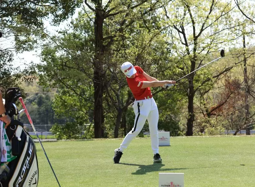 岩井千怜のドライバースイング（正面）