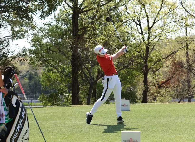 岩井千怜のドライバースイング（正面）