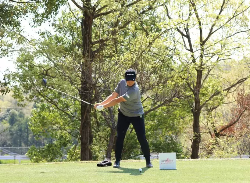 工藤遥加のドライバースイング（正面）